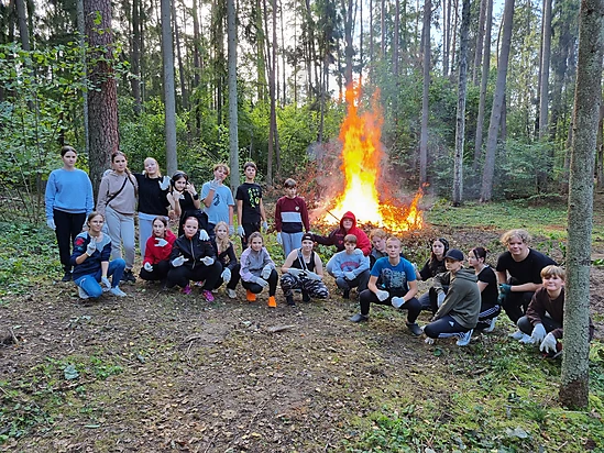 7. klase piedalās Tērvetes dabas parka rīkotajā talkā