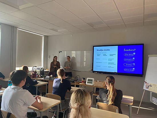 Iedvesmojoša tikšanās ar DVĢ absolventēm