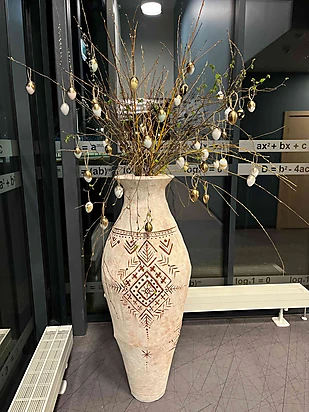 Modernās mākslas pulciņa dalībnieki izrotā skolu Lieldienām