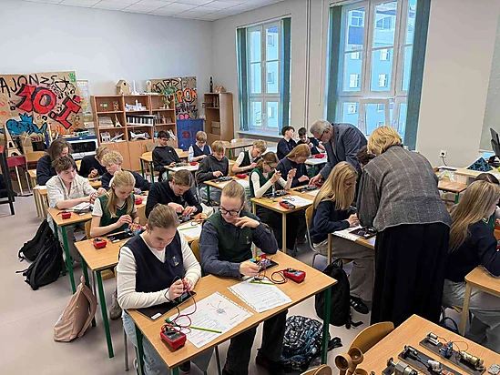 Izzinoša un praktiska nodarbība "DC motors: polaritātes spēks",